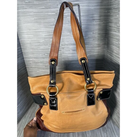 B. Makowsky Womens Shoulder Bag Beige Black‎ Leather Inner Pockets Dual Handle M - Picture 2 of 12